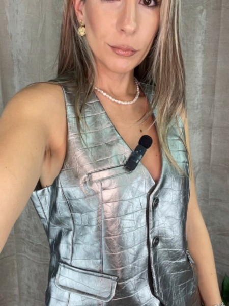 Ασημί faux-leather croco κοντό γιλέκο HELENA  σε μεσάτη γραμμή, ψεύτικα τσεπάκια προστά και κλείσιμο με 3 κουμπιά BE YOU