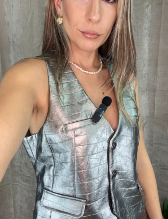Ασημί faux-leather croco κοντό γιλέκο HELENA  σε μεσάτη γραμμή, ψεύτικα τσεπάκια προστά και κλείσιμο με 3 κουμπιά BE YOU