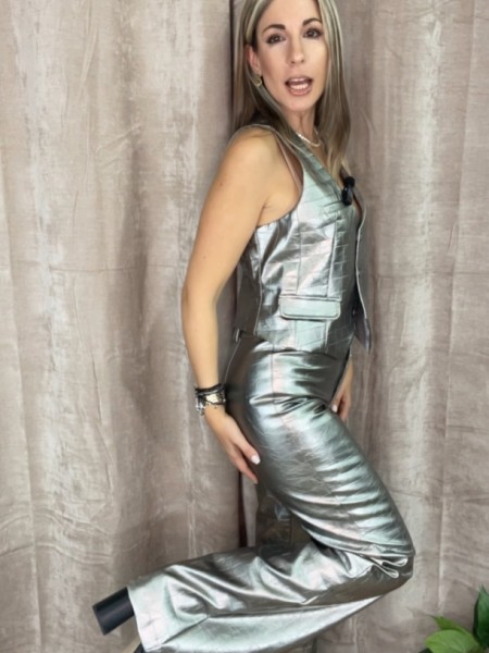 Ασημί faux-leather croco ψηλόμεσο παντελόνι καμπάνα HELENA , χωρίς τσέπες και μπροστινό κλείσιμο με κρυφό φερμουάρ και κουμπί μπροστά BE YOU