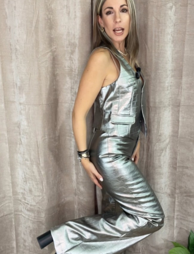 Ασημί faux-leather croco ψηλόμεσο παντελόνι καμπάνα HELENA , χωρίς τσέπες και μπροστινό κλείσιμο με κρυφό φερμουάρ και κουμπί μπροστά BE YOU