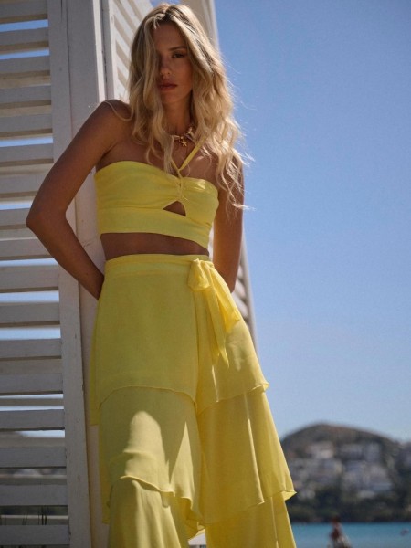 Κίτρινη αμάνικη cropped μουσελίνα μπλούζα με λεπτές ρυθμιζόμενες τιράντες, μικρή μπροστινή τρύπα και κλείσιμο με φερμουάρ στην πλάτη Be You