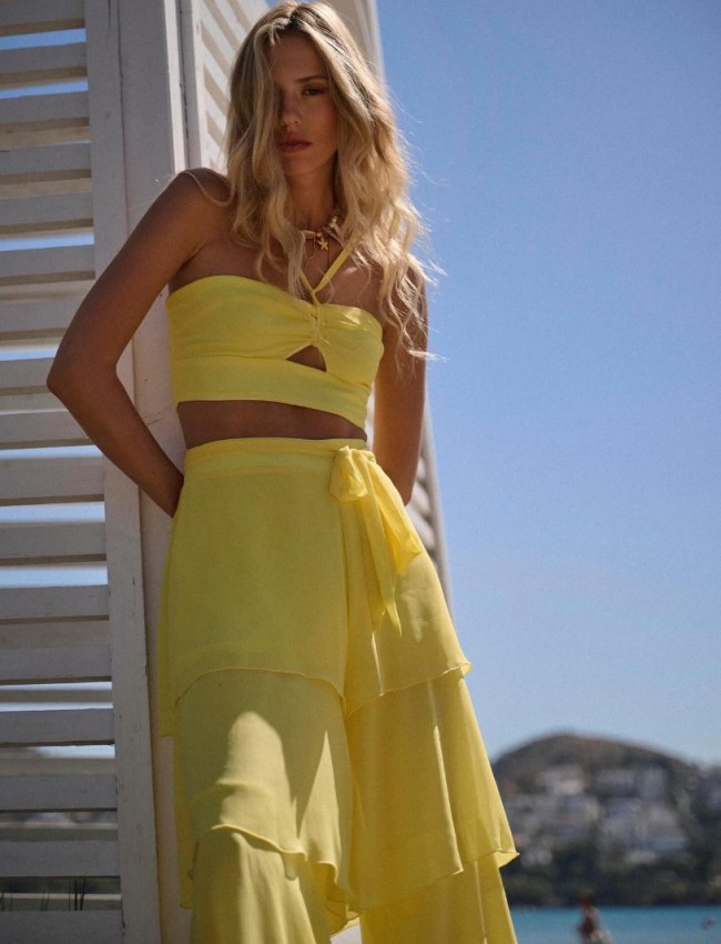 Κίτρινη αμάνικη cropped μουσελίνα μπλούζα με λεπτές ρυθμιζόμενες τιράντες, μικρή μπροστινή τρύπα και κλείσιμο με φερμουάρ στην πλάτη Be You