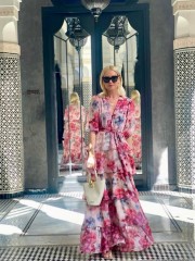 Floral printed ροζ μακρυμάνικο maxi φόρεμα, με 3/4 μανίκι, σε κλος γραμμή με επίπεδα, V-λαιμόκοψη, λάστιχο στην μέση, σούρες στους ώμους και αποσπώμενη ζώνη Be You
