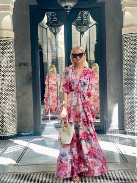 Floral printed ροζ μακρυμάνικο maxi φόρεμα, με 3/4 μανίκι, σε κλος γραμμή με επίπεδα, V-λαιμόκοψη, λάστιχο στην μέση, σούρες στους ώμους και αποσπώμενη ζώνη Be You