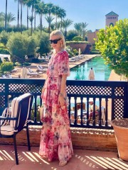 Floral printed ροζ μακρυμάνικο maxi φόρεμα, με 3/4 μανίκι, σε κλος γραμμή με επίπεδα, V-λαιμόκοψη, λάστιχο στην μέση, σούρες στους ώμους και αποσπώμενη ζώνη Be You