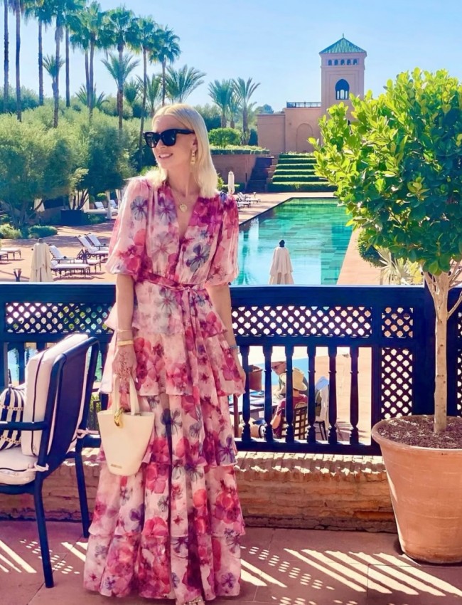 Floral printed ροζ μακρυμάνικο maxi φόρεμα, με 3/4 μανίκι, σε κλος γραμμή με επίπεδα, V-λαιμόκοψη, λάστιχο στην μέση, σούρες στους ώμους και αποσπώμενη ζώνη Be You