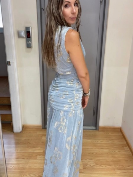 Σιελ lurex αμάνικο maxi φόρεμα, με χρυσό τύπωμα φυλλαράκια, μπροστινό κουμπί στην V-λαιμόκοψη και πλαϊνές σούρες Be You 