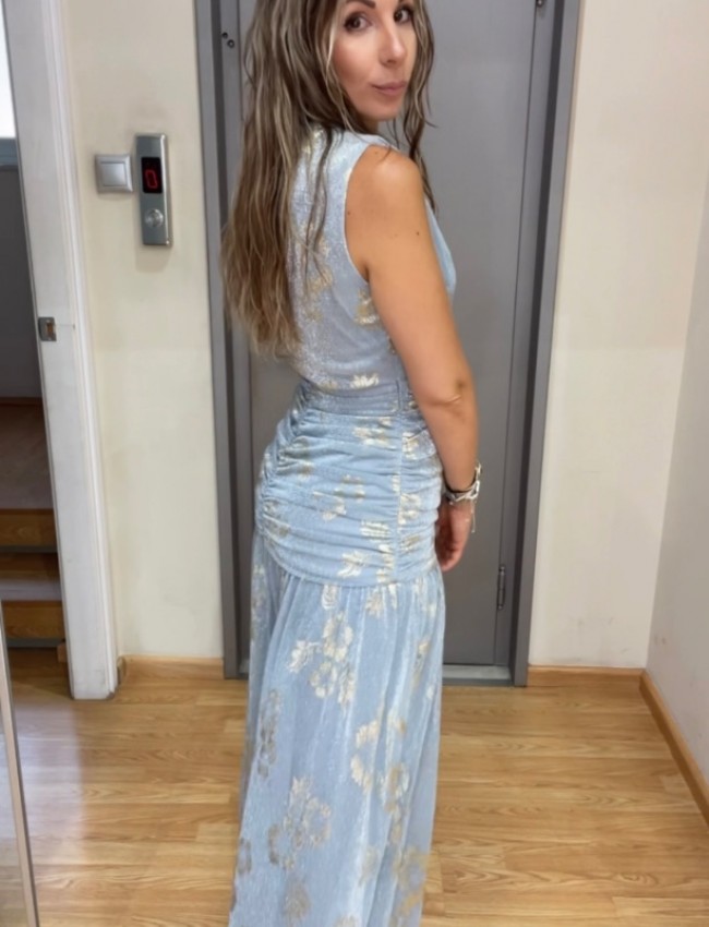 Σιελ lurex αμάνικο maxi φόρεμα, με χρυσό τύπωμα φυλλαράκια, μπροστινό κουμπί στην V-λαιμόκοψη και πλαϊνές σούρες Be You 