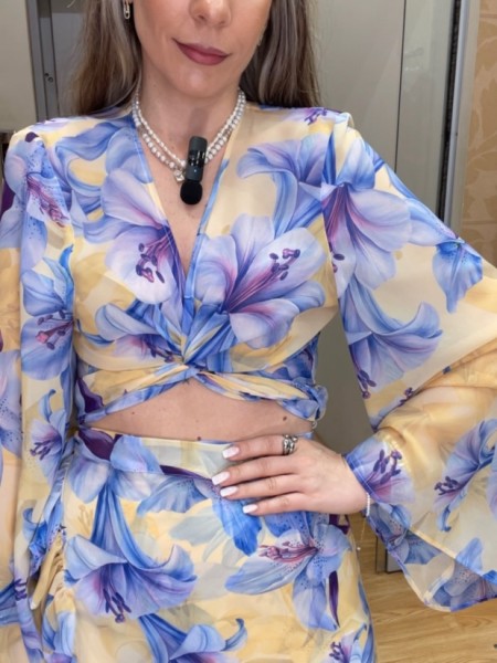 Floral printed μωβ μακρυμάνικη κρουαζέ μπλούζα με ιδιαίτερο τύπωμα λουλούδια και με καμπάνα μανίκια Be You  