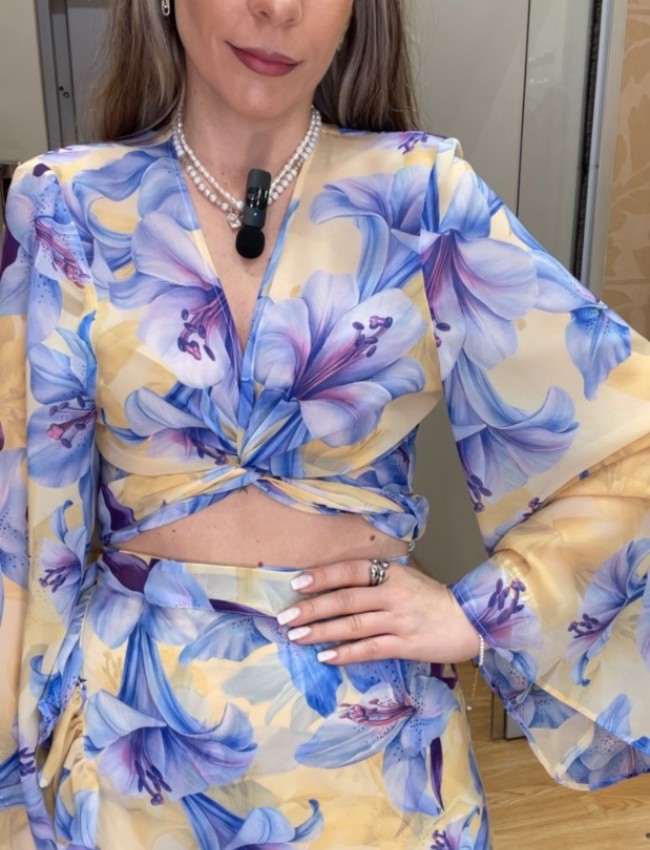 Floral printed μωβ μακρυμάνικη κρουαζέ μπλούζα με ιδιαίτερο τύπωμα λουλούδια και με καμπάνα μανίκια Be You  