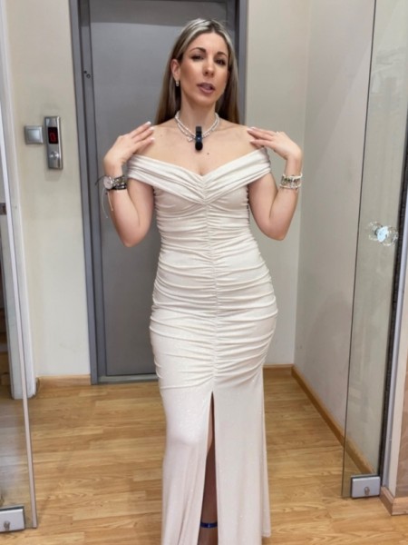 Μπεζ lurex αμάνικο maxi φόρεμα, με έξω ώμους, όλο σούρες και μπροστινό άνοιγμα στον ποδόγυρο Be You 