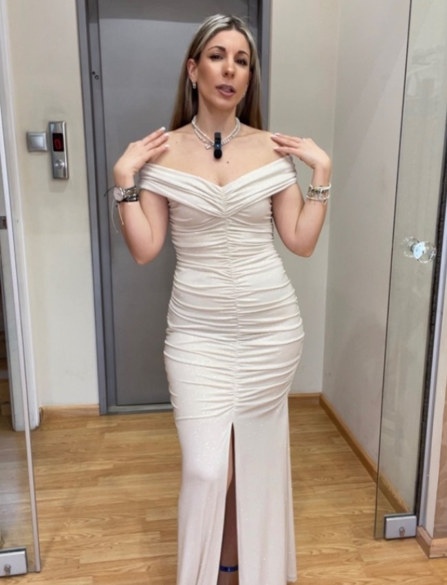 Μπεζ lurex αμάνικο maxi φόρεμα, με έξω ώμους, όλο σούρες και μπροστινό άνοιγμα στον ποδόγυρο Be You 