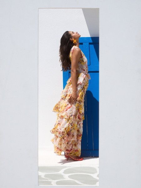 Floral printed κίτρινο αμάνικο maxi φόρεμα με βολάν σε επίπεδα, κλείσιμο με διπλό κουμπί στην V-λαιμόκοψη, ελαστική μέση, αποσπώμενη υφασμάτινη ζώνη και κλείσιμο με κρυφό φερμουάρ στο πλάι Be You