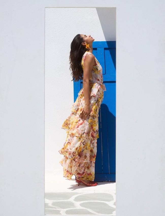 Floral printed κίτρινο αμάνικο maxi φόρεμα με βολάν σε επίπεδα, κλείσιμο με διπλό κουμπί στην V-λαιμόκοψη, ελαστική μέση, αποσπώμενη υφασμάτινη ζώνη και κλείσιμο με κρυφό φερμουάρ στο πλάι Be You