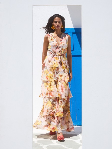 Floral printed κίτρινο αμάνικο maxi φόρεμα με βολάν σε επίπεδα, κλείσιμο με διπλό κουμπί στην V-λαιμόκοψη, ελαστική μέση, αποσπώμενη υφασμάτινη ζώνη και κλείσιμο με κρυφό φερμουάρ στο πλάι Be You