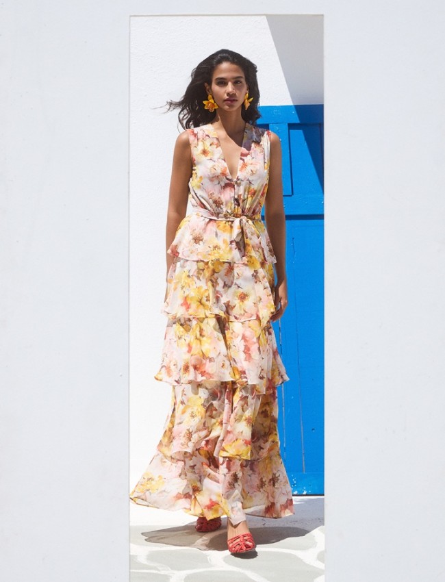 Floral printed κίτρινο αμάνικο maxi φόρεμα με βολάν σε επίπεδα, κλείσιμο με διπλό κουμπί στην V-λαιμόκοψη, ελαστική μέση, αποσπώμενη υφασμάτινη ζώνη και κλείσιμο με κρυφό φερμουάρ στο πλάι Be You