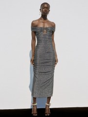 Ασημί lurex maxi Monica φόρεμα με έξω ώμους, πλαϊνές σούρες και χρυσό διακοσμητικό στο μπούστο Be You