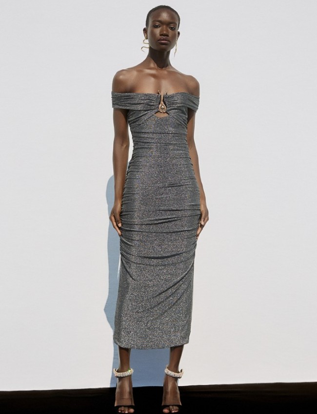 Ασημί lurex maxi Monica φόρεμα με έξω ώμους, πλαϊνές σούρες και χρυσό διακοσμητικό στο μπούστο Be You