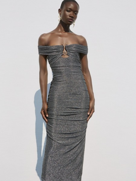 Ασημί lurex maxi Monica φόρεμα με έξω ώμους, πλαϊνές σούρες και χρυσό διακοσμητικό στο μπούστο Be You