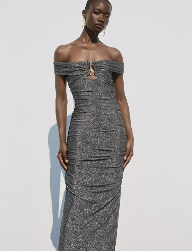 Ασημί lurex maxi Monica φόρεμα με έξω ώμους, πλαϊνές σούρες και χρυσό διακοσμητικό στο μπούστο Be You
