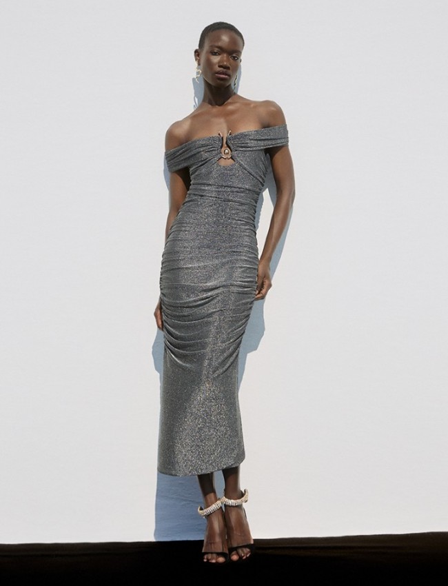 Ασημί lurex maxi Monica φόρεμα με έξω ώμους, πλαϊνές σούρες και χρυσό διακοσμητικό στο μπούστο Be You