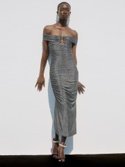 Ασημί lurex maxi Monica φόρεμα με έξω ώμους, πλαϊνές σούρες και χρυσό διακοσμητικό στο μπούστο Be You