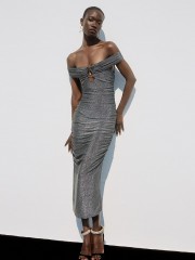 Ασημί lurex maxi Monica φόρεμα με έξω ώμους, πλαϊνές σούρες και χρυσό διακοσμητικό στο μπούστο Be You