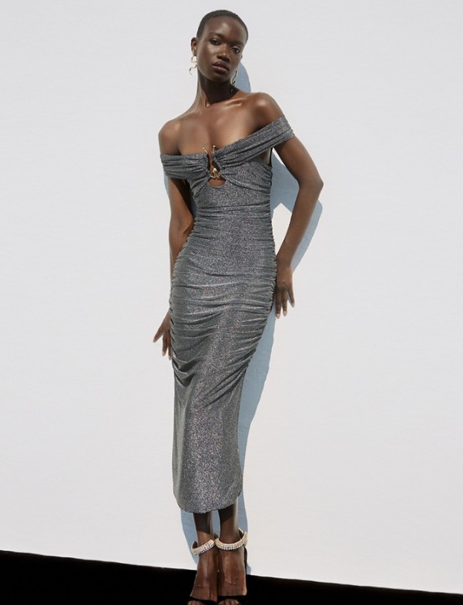 Ασημί lurex maxi Monica φόρεμα με έξω ώμους, πλαϊνές σούρες και χρυσό διακοσμητικό στο μπούστο Be You