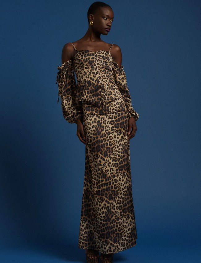 Animal printed μαύρη μακρυμάνικη σατέν μπλούζα Joy, με επένδυση στο μπούστο, με έξω ώμους, λεπτές ρυθμιζόμενες τιράντες, μανίκια με λάστιχα και μπροστινό άνοιγμα Be you