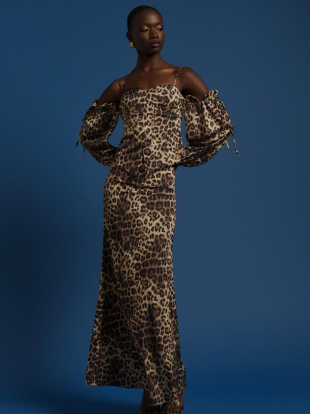 Animal printed μαύρη μακρυμάνικη σατέν μπλούζα Joy, με επένδυση στο μπούστο, με έξω ώμους, λεπτές ρυθμιζόμενες τιράντες, μανίκια με λάστιχα και μπροστινό άνοιγμα Be you