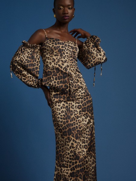 Animal printed μαύρη σατέν ψηλόμεση maxi φούστα Joy, σε ελαφρώς Α-γραμμή και κλείσιμο με κρυφό φερμουάρ στο πλάι Be you