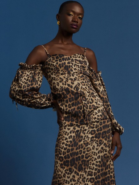 Animal printed μαύρη σατέν ψηλόμεση maxi φούστα Joy, σε ελαφρώς Α-γραμμή και κλείσιμο με κρυφό φερμουάρ στο πλάι Be you