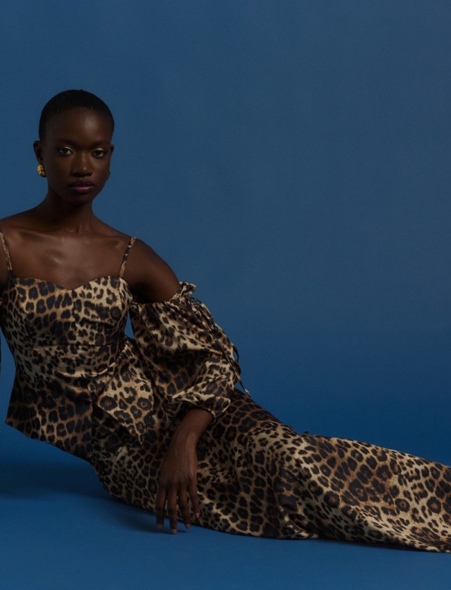 Animal printed μαύρη σατέν ψηλόμεση maxi φούστα Joy, σε ελαφρώς Α-γραμμή και κλείσιμο με κρυφό φερμουάρ στο πλάι Be you