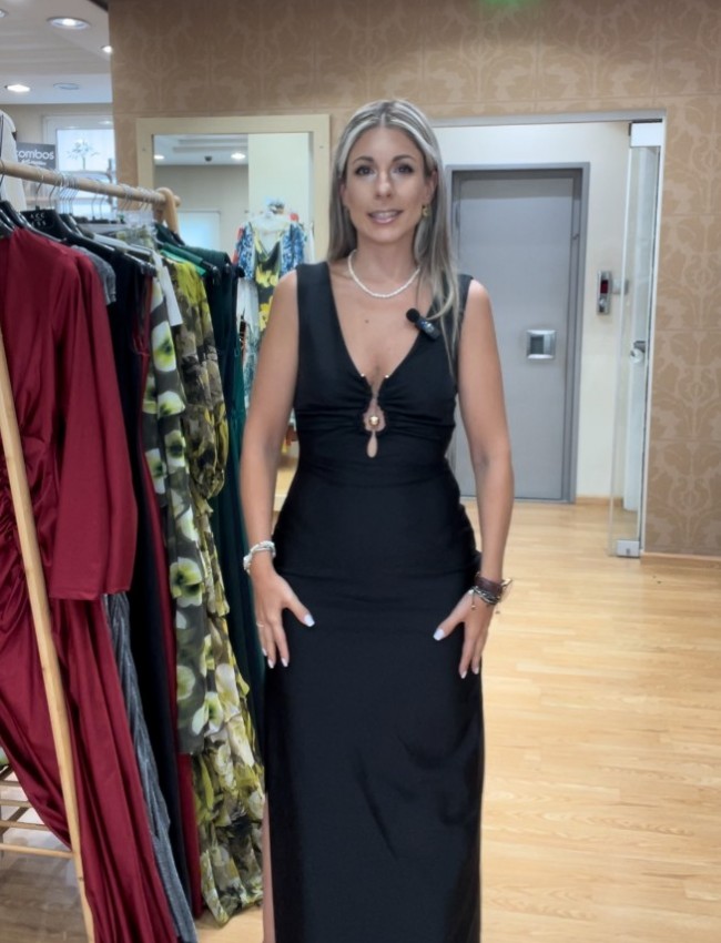 Μαύρο αμάνικο maxi ελαστικό Juliet φόρεμα με V-λαιμόκοψη, χρυσό μεταλλικό μπροστά και πλαϊνό σκίσιμο στην μια πλευρά Be You