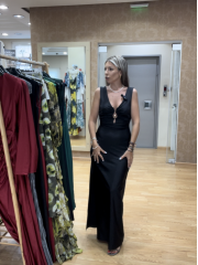 Μαύρο αμάνικο maxi ελαστικό Juliet φόρεμα με V-λαιμόκοψη, χρυσό μεταλλικό μπροστά και πλαϊνό σκίσιμο στην μια πλευρά Be You