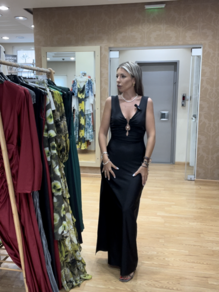 Μαύρο αμάνικο maxi ελαστικό Juliet φόρεμα με V-λαιμόκοψη, χρυσό μεταλλικό μπροστά και πλαϊνό σκίσιμο στην μια πλευρά Be You