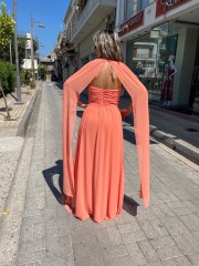 Ροδακινί αμάνικο maxi φόρεμα από μουσελίνα, με ιδιαίτερο δέσιμο στον λαιμό, σούρες στο μπούστο και μη αποσπώμενα μανίκια μακριά μανίκια Be you