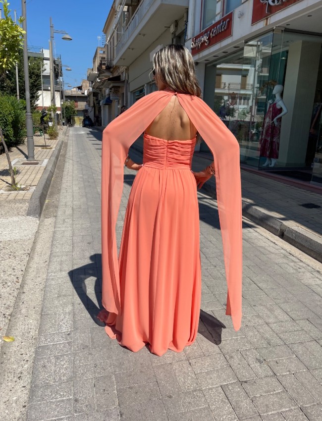 Ροδακινί αμάνικο maxi φόρεμα από μουσελίνα, με ιδιαίτερο δέσιμο στον λαιμό, σούρες στο μπούστο και μη αποσπώμενα μανίκια μακριά μανίκια Be you