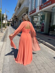 Ροδακινί αμάνικο maxi φόρεμα από μουσελίνα, με ιδιαίτερο δέσιμο στον λαιμό, σούρες στο μπούστο και μη αποσπώμενα μανίκια μακριά μανίκια Be you