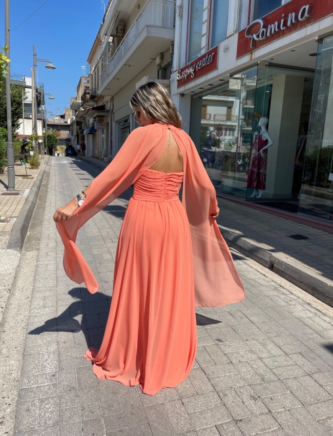 Ροδακινί αμάνικο maxi φόρεμα από μουσελίνα, με ιδιαίτερο δέσιμο στον λαιμό, σούρες στο μπούστο και μη αποσπώμενα μανίκια μακριά μανίκια Be you