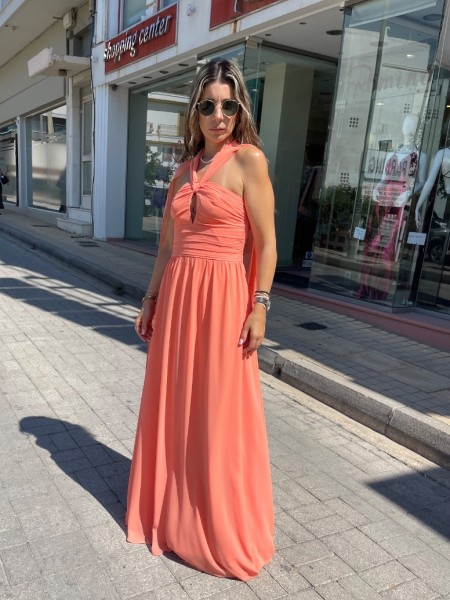 Ροδακινί αμάνικο maxi φόρεμα από μουσελίνα, με ιδιαίτερο δέσιμο στον λαιμό, σούρες στο μπούστο και μη αποσπώμενα μανίκια μακριά μανίκια Be you