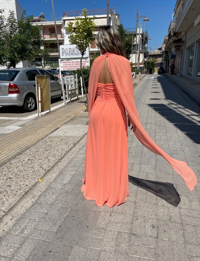 Ροδακινί αμάνικο maxi φόρεμα από μουσελίνα, με ιδιαίτερο δέσιμο στον λαιμό, σούρες στο μπούστο και μη αποσπώμενα μανίκια μακριά μανίκια Be you