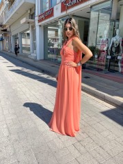 Ροδακινί αμάνικο maxi φόρεμα από μουσελίνα, με ιδιαίτερο δέσιμο στον λαιμό, σούρες στο μπούστο και μη αποσπώμενα μανίκια μακριά μανίκια Be you