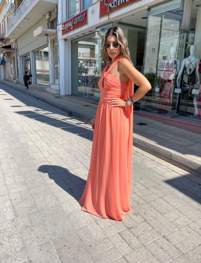 Ροδακινί αμάνικο maxi φόρεμα από μουσελίνα, με ιδιαίτερο δέσιμο στον λαιμό, σούρες στο μπούστο και μη αποσπώμενα μανίκια μακριά μανίκια Be you