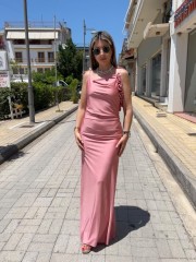 Ροζ-nude αμάνικο ζέρσευ maxi εξώπλατο φόρεμα, σε γοργονέ γραμμή, με σούρες πίσω, άνοιγμα στην πλάτη και 3D-λουλούδια Be you