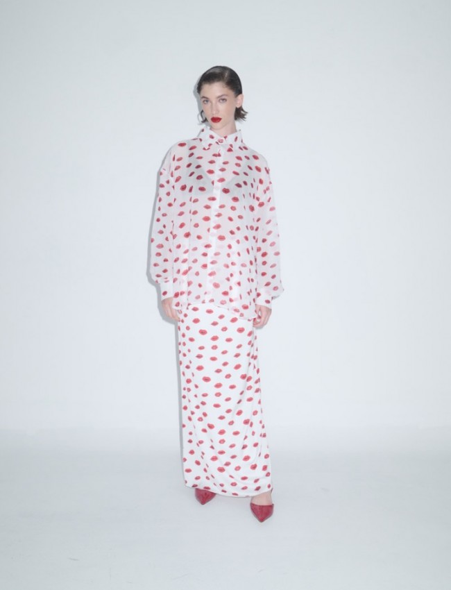 Εμπριμέ λευκό ημιδιάφανο oversized πουκάμισο με τύπωμα κόκκινα χείλη Combos knitwear