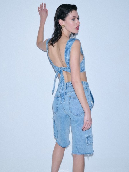 Light blue jean βερμούδα σε χαλαρή γραμμή, με εξωτερικές τετράγωνες τσέπες και πλάγιες αντίστοιχα Combos knitwear 
