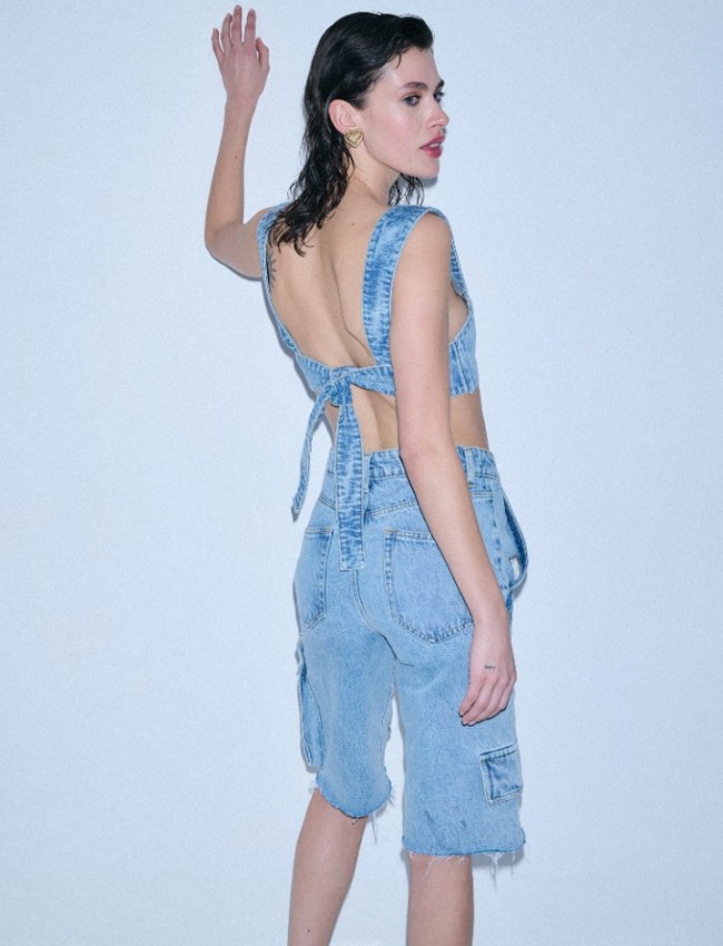 Light blue jean βερμούδα σε χαλαρή γραμμή, με εξωτερικές τετράγωνες τσέπες και πλάγιες αντίστοιχα Combos knitwear 