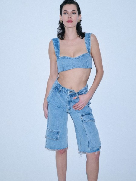 Light blue jean βερμούδα σε χαλαρή γραμμή, με εξωτερικές τετράγωνες τσέπες και πλάγιες αντίστοιχα Combos knitwear 