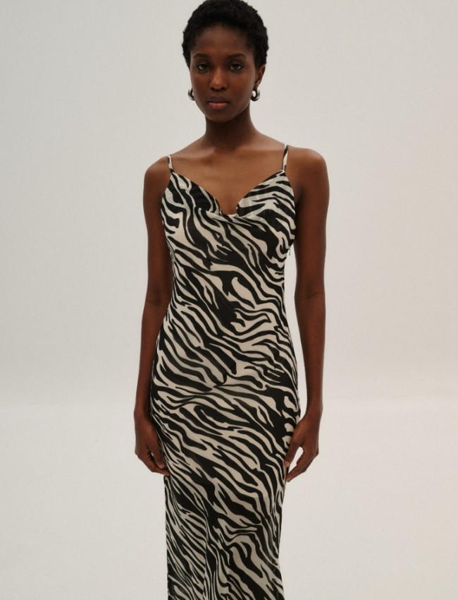 Zebra printed μαύρο μουσελίνα αμάνικο maxi φόρεμα, με ντραπέ λαιμόκοψη, λεπτές ρυθμιζόμενες τιράντες και εσωτερική φόδρα Combos Knitwear